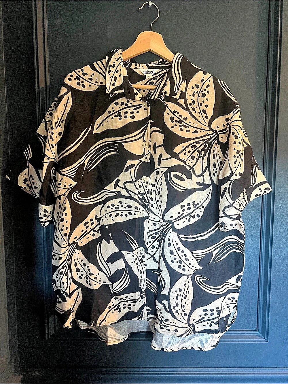 Mixed by Nasrin Cala Linen Button Up, Black and White Calla Lily print, NWOT, XL